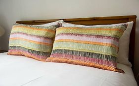 Altido Ultra Stylish Calton Road Apt W/ Parking